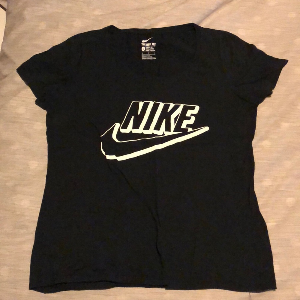 Black nike tee